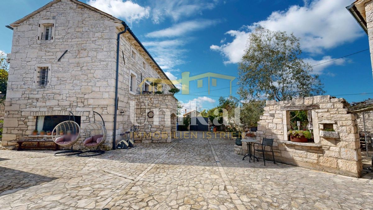 Splendida tenuta con due case in pietra e piscina